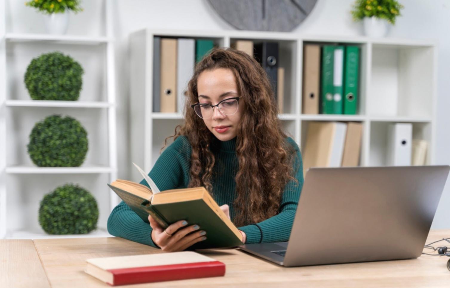Estudiantes trabajando en análisis financiero con gráficos y datos