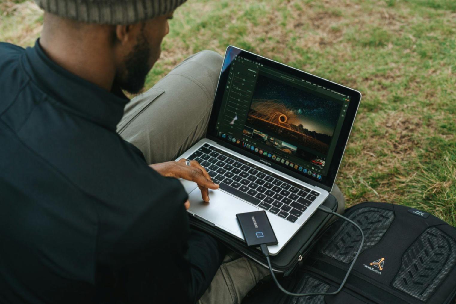 Estudiante analizando datos financieros en un entorno de aprendizaje profesional