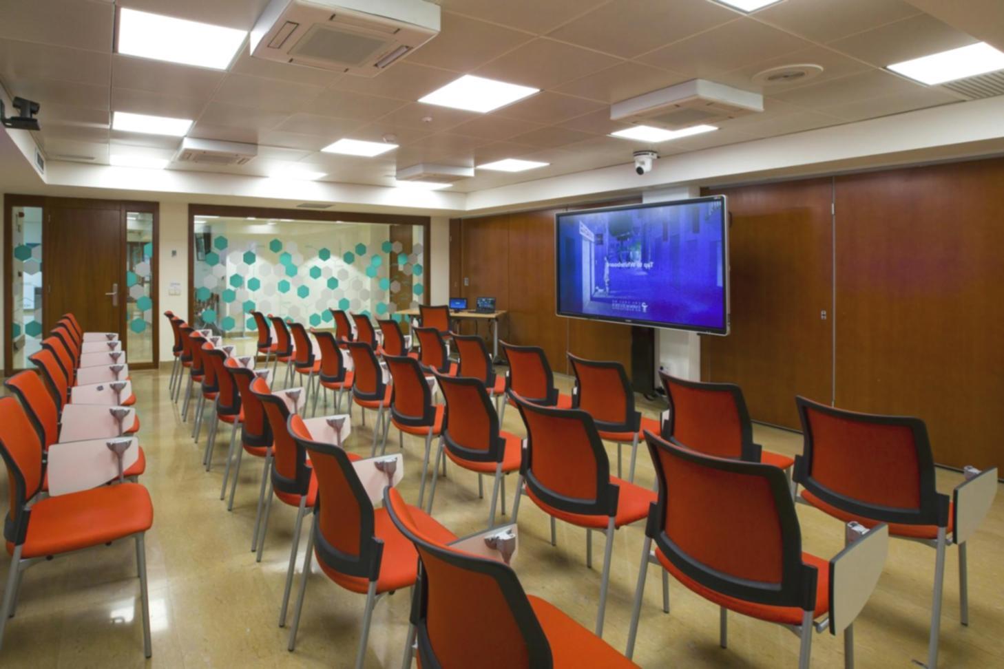 Gráficos y análisis financieros detallados mostrando resultados de valoración