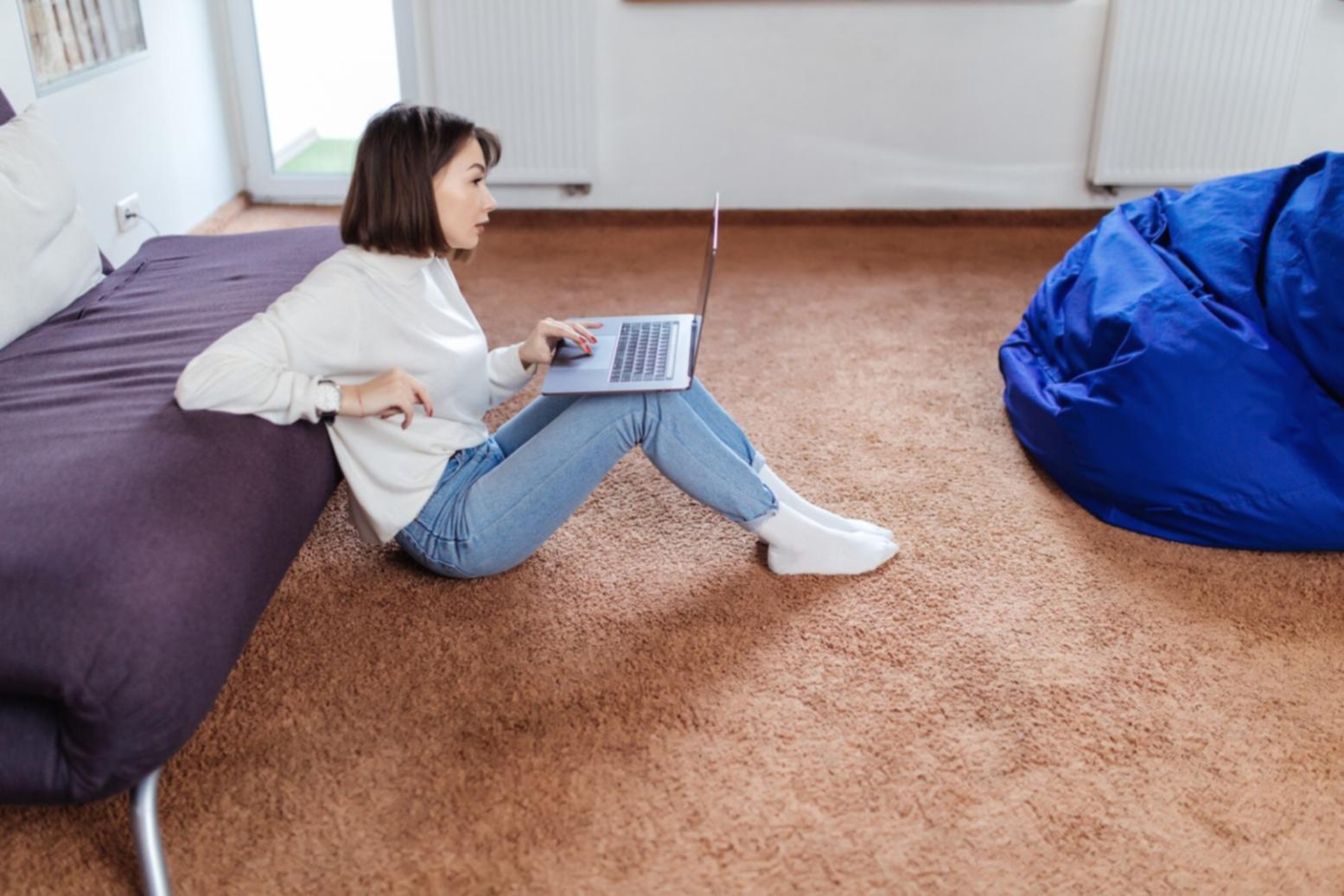 Workspace profesional con herramientas de análisis financiero y documentos de valoración